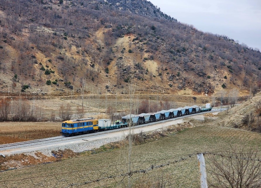 DEMİRYOLLARINDA DEPREMİN İZLERİ SİLİNİYOR