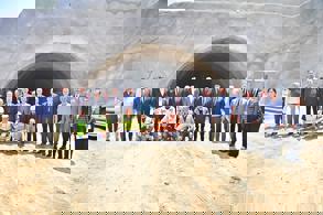 BAKAN URALOĞLU, TRABZON’DA; HAVALİMANI, GÜNEY ÇEVRE YOLU, KENTİÇİ RAYLI SİSTEM PROJESİ VE ŞEHİR HASTANESİYLE İLGİLİ KONUŞTU