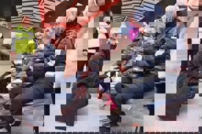 BAKAN URALOĞLU, ANKARA UÇAĞINA METROYLA ULAŞTI