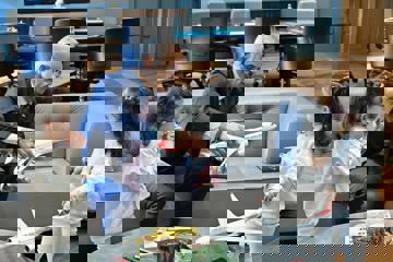 UÇAK GÖRÜNCE MUTLU OLAN ERVA VE ZÜMRA HAYALLERİNE KAVUŞTU