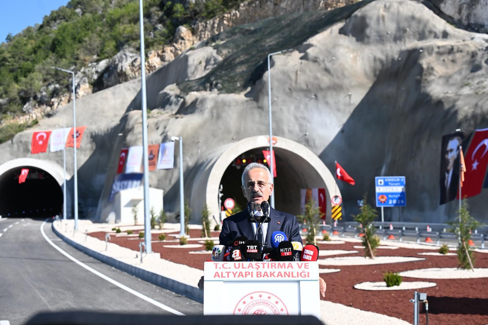 YARIM SAATLİK YOL 15 DAKİKAYA DÜŞTÜ