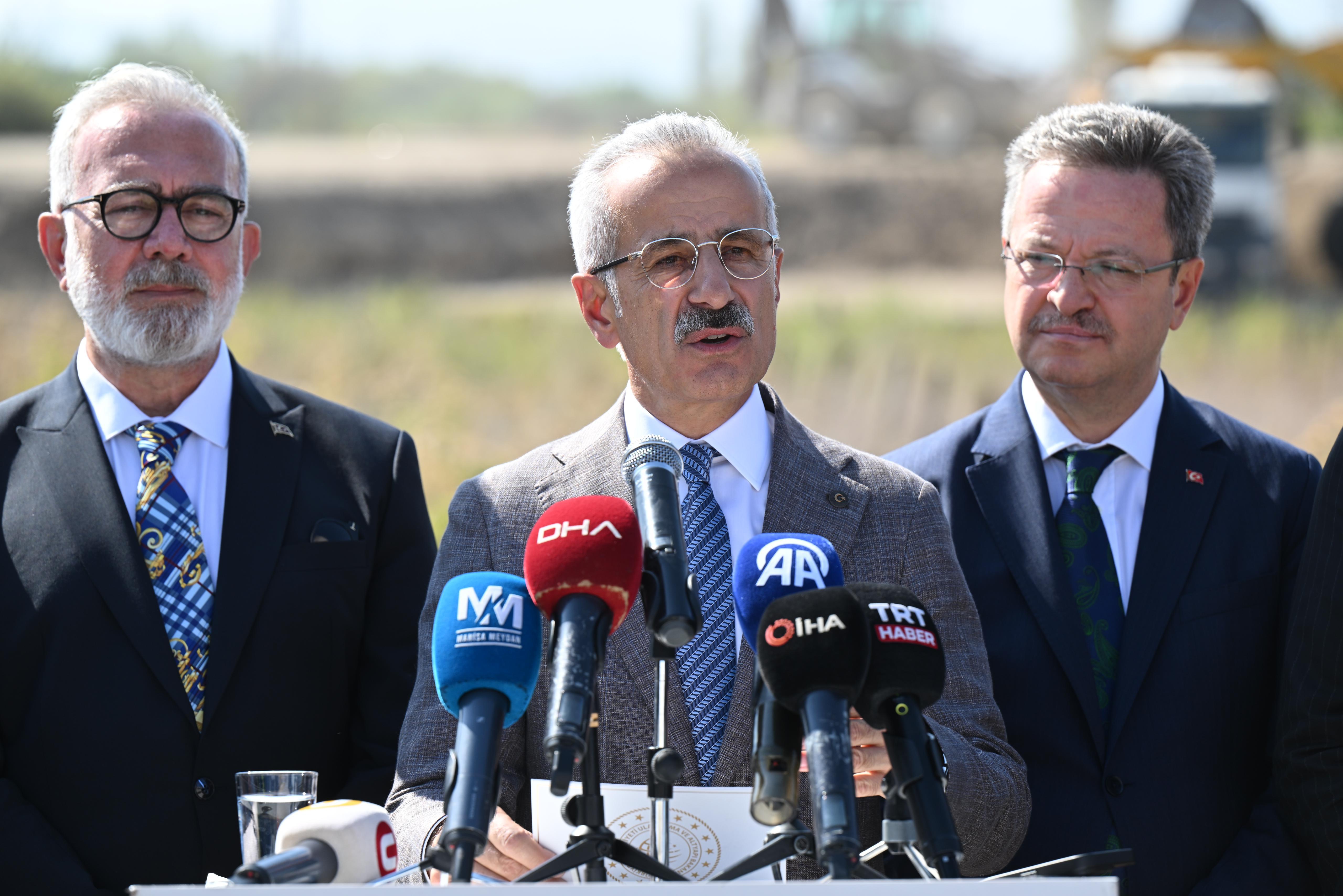 GEDİZ KÖPRÜLÜ KAVŞAĞI 50 BİNE ÇIKAN ARAÇ TRAFİĞİNİ RAHATLATACAK