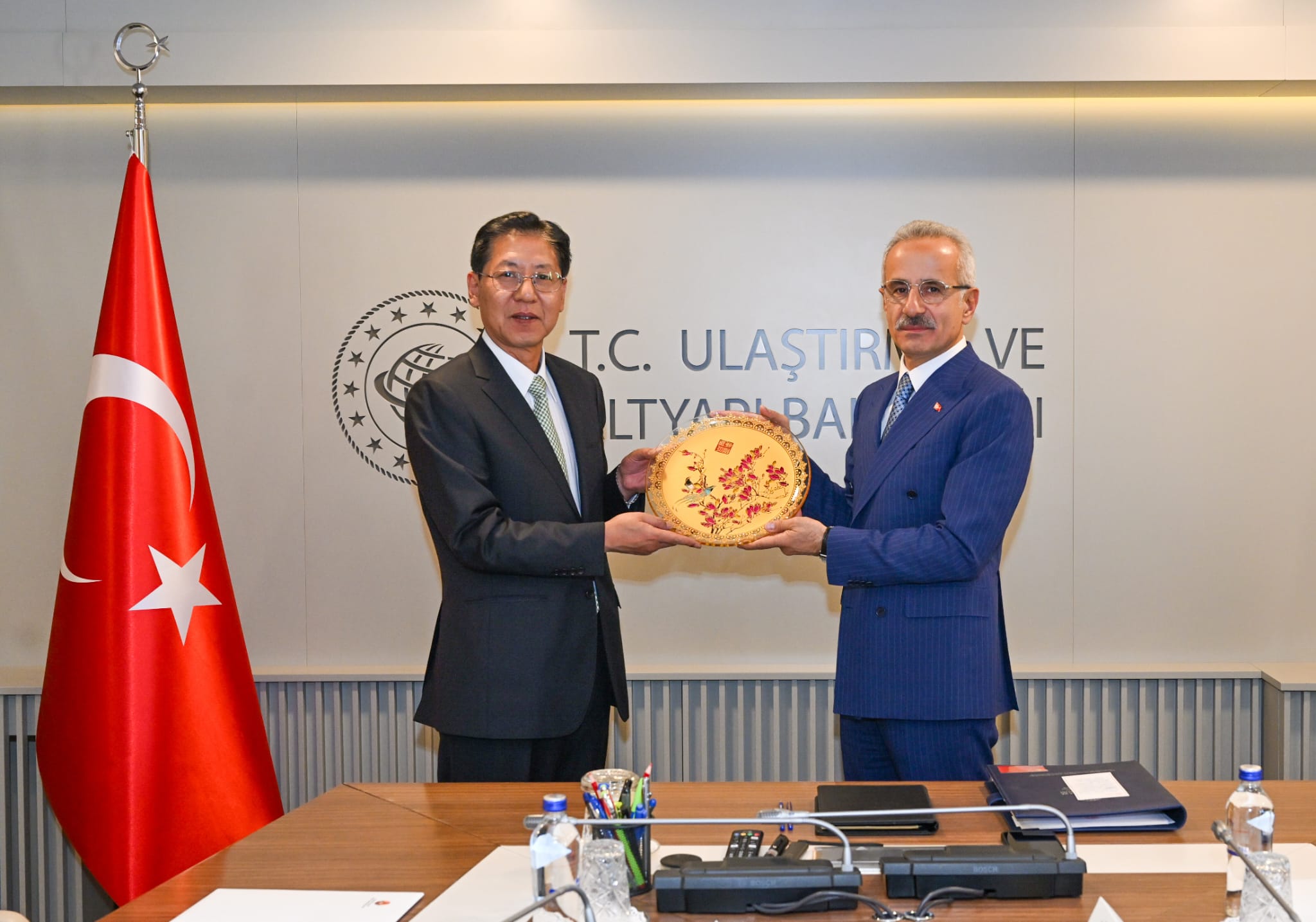 ULAŞTIRMA VE ALTYAPI BAKANI ABDULKADİR URALOĞLU ÇİN HALK CUMHURİYETİ TÜRKİYE BÜYÜKELÇİSİ LİU SHAOBİN’I KABUL ETTİ