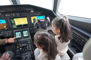 UÇAK GÖRÜNCE MUTLU OLAN ERVA VE ZÜMRA HAYALLERİNE KAVUŞTU