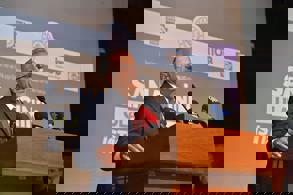 BAKAN URALOĞLU, İZMİRLİLERDEN 5 YIL İSTEDİ