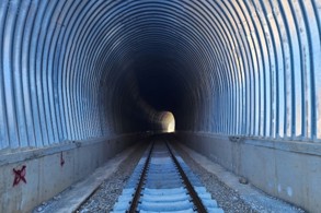 DEMİRYOLLARINDA DEPREMİN İZLERİ SİLİNİYOR