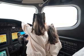 UÇAK GÖRÜNCE MUTLU OLAN ERVA VE ZÜMRA HAYALLERİNE KAVUŞTU