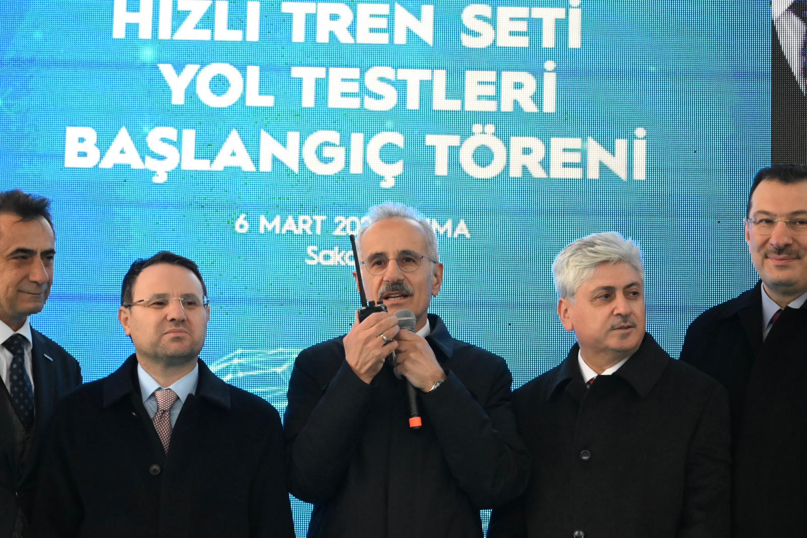 MİLLİ ELEKTRİKLİ HIZLI TREN SAATTE 225 KİLOMETRE HIZA ÇIKTI