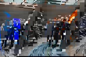 CUMHURBAŞKANI ERDOĞAN VE BAKAN URALOĞLU’NDAN 30 BİN KİLOMETRE BÖLÜNMÜŞ YOL ÖZEL SERGİSİNE ZİYARET