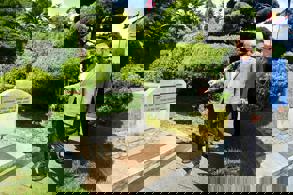 BAKAN URALOĞLU, BUSAN'DA YATAN KORE ŞEHİTLERİNİ ZİYARET ETTİ