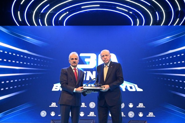 CUMHURBAŞKANI ERDOĞAN, BÖLÜNMÜŞ YOLDA 30 BİNİNCİ KİLOMETRENİN KURDELASINI KESTİ