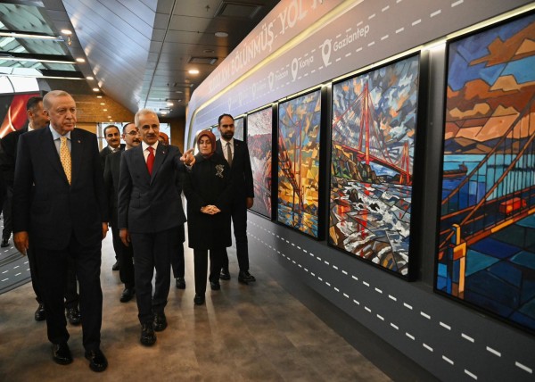 CUMHURBAŞKANI ERDOĞAN VE BAKAN URALOĞLU’NDAN 30 BİN KİLOMETRE BÖLÜNMÜŞ YOL ÖZEL SERGİSİNE ZİYARET