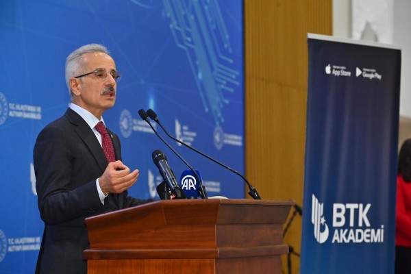 FİBER OPTİK AĞ, DÜNYAYI 14 KEZ DOLAŞACAK UZUNLUĞA ULAŞTI