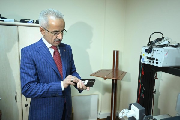 ULAŞTIRMA VE ALTYAPI BAKANI ABDULKADİR URALOĞLU CEP TELEFONU TEST MERKEZİNİ İNCELEDİ