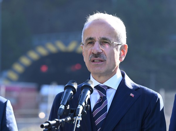 ULAŞTIRMA VE ALTYAPI BAKANI ABDULKADİR URALOĞLU, RESMİ SOSYAL MEDYA HESABINDAN ALMANYA İLE İMZALANAN PROTOKOL SONRASI GEÇİŞ BELGESİ KOTALARININ ARTTIRILDIĞINI DUYURDU