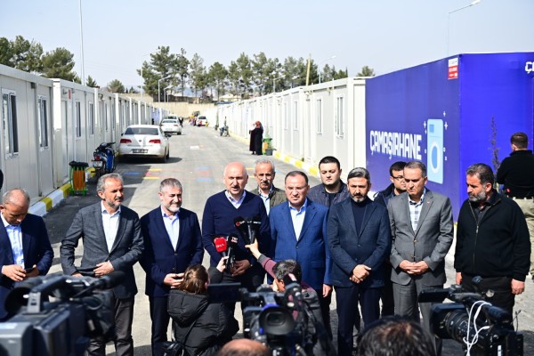 ULAŞTIRMA VE ALTYAPI BAKANI KARAİSMAİLOĞLU: HAZIR OLAN KONTEYNERLARA MİSAFİRLERİMİZİ ALDIK