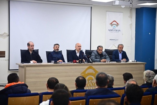 ULAŞTIRMA VE ALTYAPI BAKANI KARAİSMAİLOĞLU: KATAR'DAN VE YARDIMCI DOST ÜLKELERDEN GELECEK KONTEYNERLER YOLA ÇIKTI