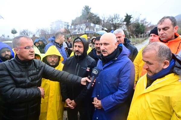 ULAŞTIRMA VE ALTYAPI BAKANI KARAİSMAİLOĞLU: SELDEN ETKİLENEN ADIYAMAN TUT İLÇESİNDE 160 KİŞİLİK EKİBİMİZ ARAMA FAALİYETLERİNE DEVAM EDİYOR
